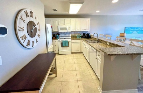 Innerarity Townhomes House | Relaxing Breeze: Great Views, Pool & 2 Kayaks!