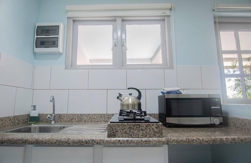 Boegoeroei Apartment | Relaxing, Central & Bright ~ Shared Pool & Garden!