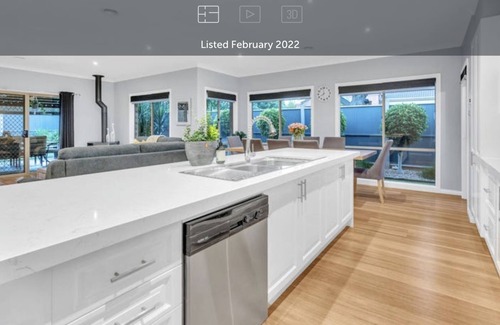 Craigieburn House | Relaxing Family & Business Getaway in Craigieburn with Heated Spa