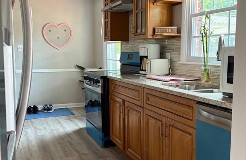 Church Street House | Relaxing Getaway w/outdoor fire pit ,Outdoor deck, game room and near Airport