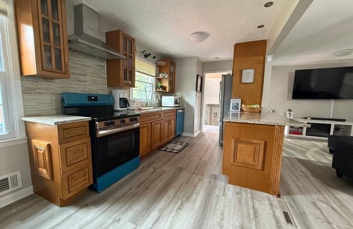 Church Street House | Relaxing Getaway w/outdoor fire pit ,Outdoor deck, game room and near Airport