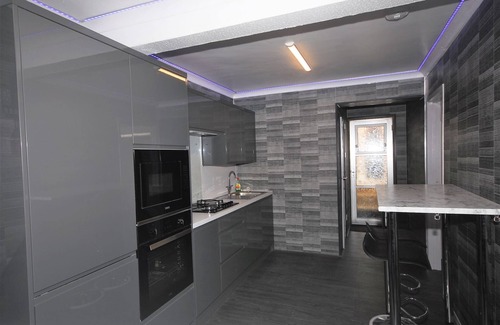 Woodingdean House | Relaxing Getaway With Hot Tub & Sauna Sleeps 6