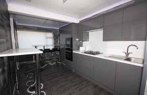 Woodingdean House | Relaxing Getaway With Hot Tub & Sauna Sleeps 6