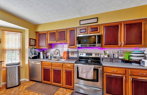 Fairfax House | Relaxing, Gorgeous Townhouse with 2 Spacious Master Bedrooms