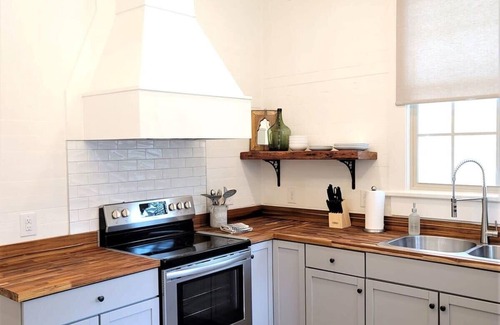 Old East Hill Apartment | Relaxing Historic Suite Downtown | 12 min to Beach