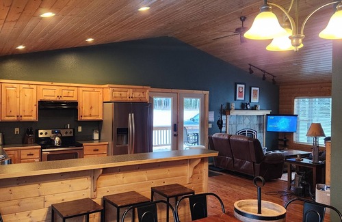 Lazy Acres House | Relaxing Hot Tub, Scenic Views, Mins to Yellowstonen- Lone Pine Lodge