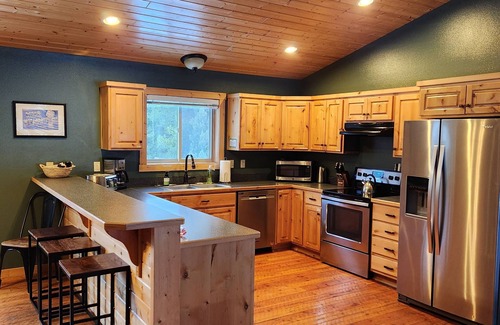 Lazy Acres House | Relaxing Hot Tub, Scenic Views, Mins to Yellowstonen- Lone Pine Lodge