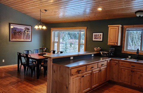 Lazy Acres House | Relaxing Hot Tub, Scenic Views, Mins to Yellowstonen- Lone Pine Lodge