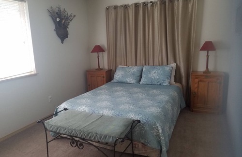 Sunset Beach House | Relaxing Lakefront, Close to Beach, Family Friendly, Quiet Neighborhood.