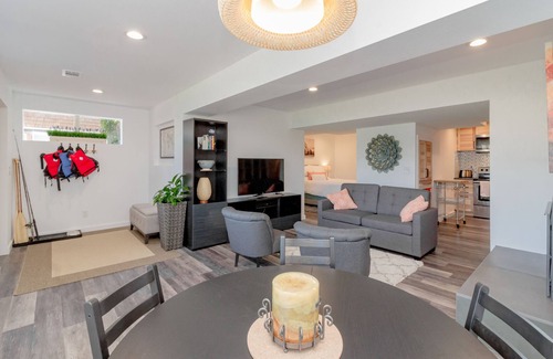 Federal Way House | Relaxing Lakefront Suite
