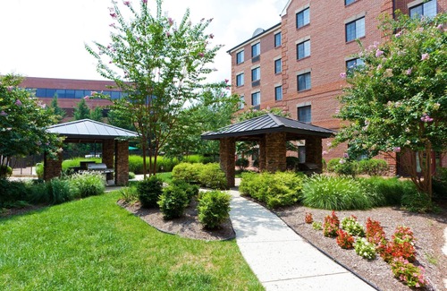 McLean Apartment | Relaxing Retreat Near DC! FREE Breakfast + On-Site Business Center