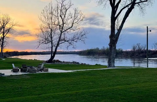 Bendena House | Relaxing Riverfront 2 Bedroom 1 Bathroom Home