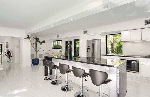 El Portal House | Relaxing Riverside Stay w/Pool