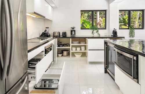 El Portal House | Relaxing Riverside Stay w/Pool