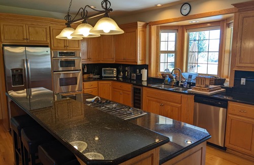 Mesa Vista House | Relaxing Sierra Sunrise Family Getaway w/EV Level 2 Charger - 4 bdrm 3 1/2 bath