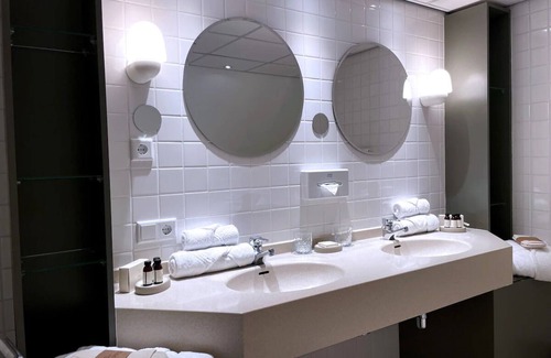 Municipality of Zeist Hotel | Relaxing Stay with On-site Restaurant, Pool, Free Parking, & Peaceful Atmosphere