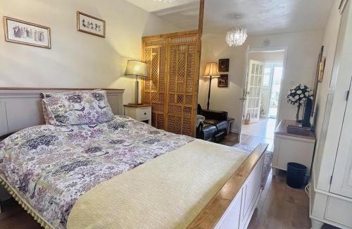 Sidcot Apartment | Relaxing Studio - Luxe Bed - Beautiful Location