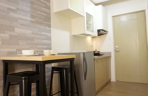 Pio del Pilar Apartment | Relaxing Studio Unit with Balcony Makati
