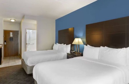 Mundelein Hotel | Relaxing Suburban Stay | Near Entertainment Venues and Shopping Center
