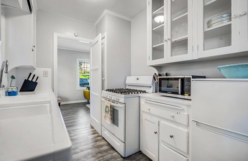 Civic Core House | Remodeled 1bd Craftsman Bungalow