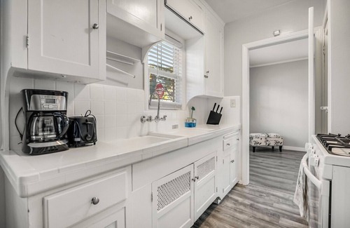 Civic Core House | Remodeled 1bd Craftsman Bungalow