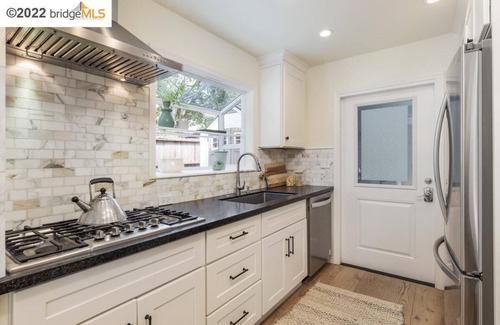 North Berkeley House | Remodeled Quiet Townhome with Spacious Yard - Walking distance to UC Berkeley