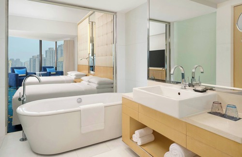 Downtown Shanghai Hotel | Renaissance Shanghai Yu Garden Hotel on the Bund