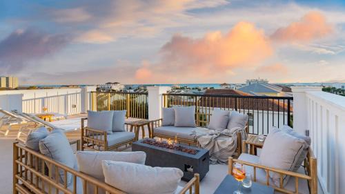 Frangista Beach House | Rendezvous by AvantStay Modern Haven w Game Room Roof Top Pool Close to Beach