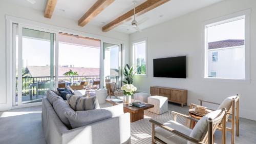 Frangista Beach House | Rendezvous by AvantStay Modern Haven w Game Room Roof Top Pool Close to Beach
