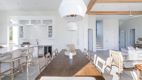 Frangista Beach House | Rendezvous by AvantStay Modern Haven w Game Room Roof Top Pool Close to Beach