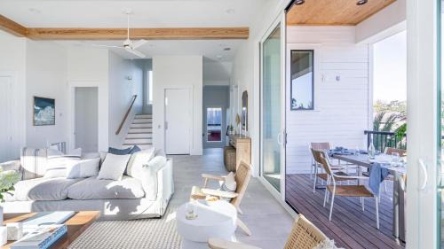 Frangista Beach House | Rendezvous by AvantStay Modern Haven w Game Room Roof Top Pool Close to Beach