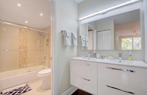 Aventura Apartment | Renovated 2/2 Unit at Yacht Club/Aventura