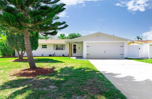 Apollo Beach House | Renovated 3B 2BA, oasis yard Hot tub