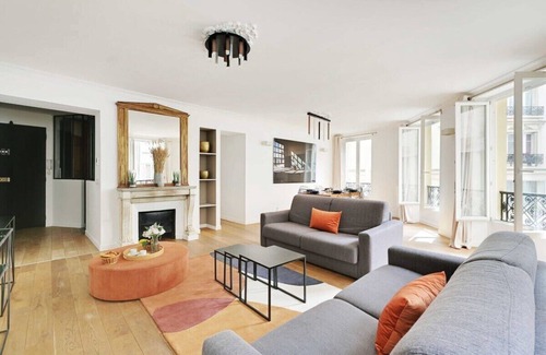 Quartier de Rochechouart Apartment | Renovated and modern 4BD for 12 guests!