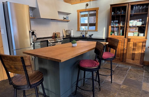 Serene Lakes House | Renovated and Uncluttered Cabin Near Sugar Bowl and Royal Gorge