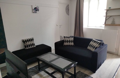 Irancy House | Renovated apartment in quiet wine-growing village. 15min from Auxerre.