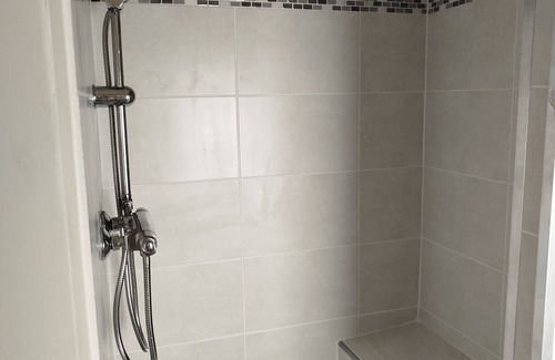 Irancy House | Renovated apartment in quiet wine-growing village. 15min from Auxerre.