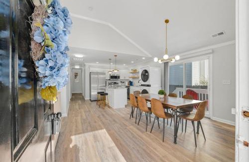 Downtown House | Renovated bungalow in DT Raleigh w firepit & king bed