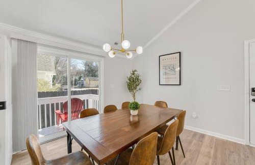 Downtown House | Renovated bungalow in DT Raleigh w firepit & king bed