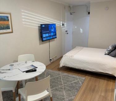 Surry Hills Apartment | Renovated Central Studio w pool & just off Oxford St