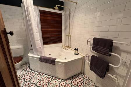 West Launceston House | Renovated Cottage Near Cataract Gorge Launceston