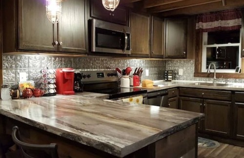 Montrose Cabin | Renovated COZY CABIN with HOT TUB and Smores Bar!