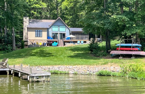 Livingston House | Renovated lake front property on quiet cove with flat yard for outdoor fun