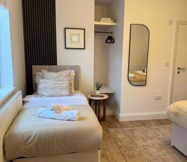 Friern Barnet Apartment | Renovated London Flat, 2BR, Wi-Fi & Free Parking