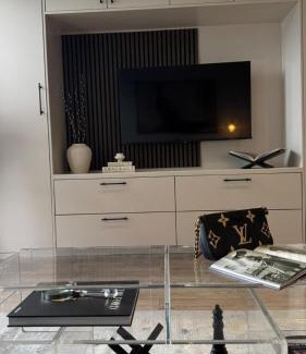 Friern Barnet Apartment | Renovated London Flat, 2BR, Wi-Fi & Free Parking