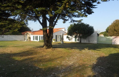 Les Portes-en-Re House | Renovated night club