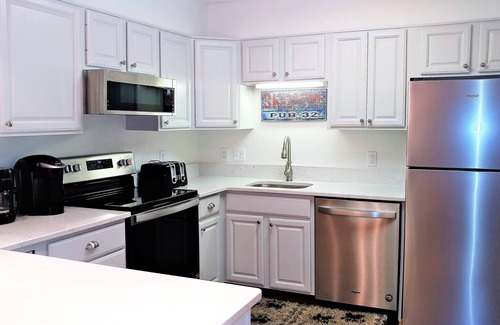 Lincoln Condo | Renovated Nordic Inn Condo-Walk to Town/Loon 1 Mile/Pools/Hot Tb/Gm Rm/Fit Ctr.