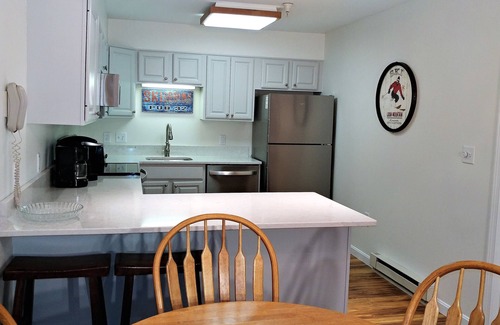 Lincoln Condo | Renovated Nordic Inn Condo-Walk to Town/Loon 1 Mile/Pools/Hot Tb/Gm Rm/Fit Ctr.
