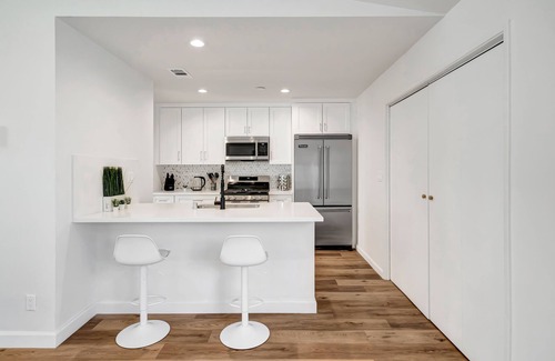 West Hills House | Renovated Pet-Friendly House W/Beautiful Backyard & Jacuzzi, Near W.H. Hospital