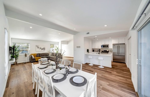 West Hills House | Renovated Pet-Friendly House W/Beautiful Backyard & Jacuzzi, Near W.H. Hospital